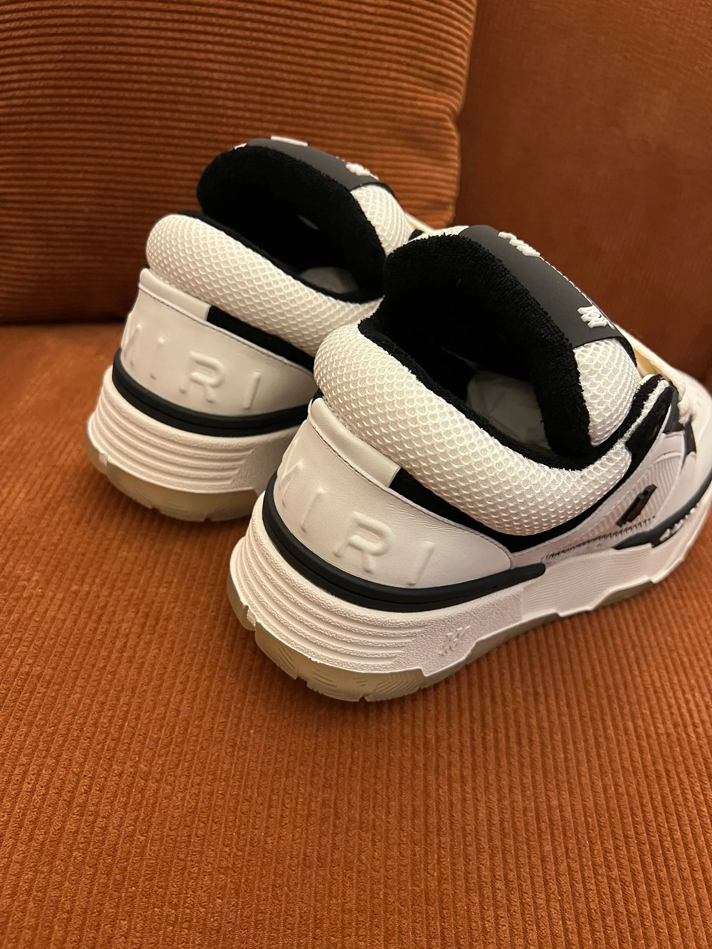 p620💰Men's shoes Amiri Emile's 2023 spring and summer new MA-1 bread shoes, couple models, casual sports shoes, sneakers Amiri gave up the rock punk style in the new season and used a large number of unsaturated colors, Morandi tones, whether you see or wear them, it will make people very happy. The large tongue of the bread shoes continues, shortens the length of the shoe body, thickens the midsole, and the toe part is more rounded. Amiri's brand letters and MA logo appear on the side of the shoe. Fabric: Original customized imported first-layer cowhide + mesh. Lining: Original customized breathable towel lining. Outsole. Foam combination material. Bottom thickness: 4CM. Size: Men's 39-45